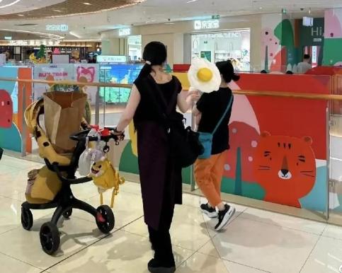 郭碧婷帶孩子逛街被偷拍。（圖／翻攝自微博）