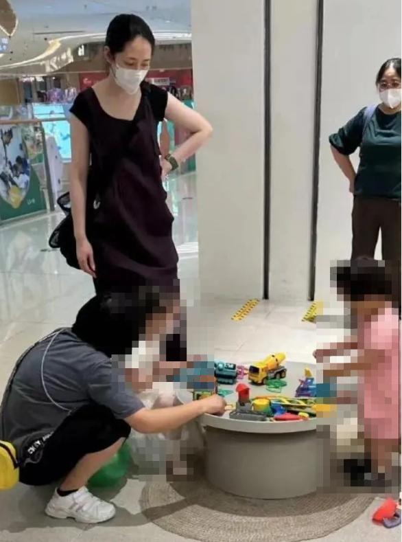 郭碧婷帶孩子逛街被偷拍。（圖／翻攝自微博）