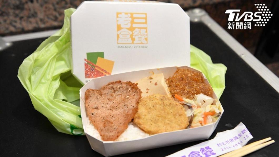 侯友宜7日和中常委餐敘,會中卻吃「老三便當」與民調趨勢不謀而合。(圖/TVBS)