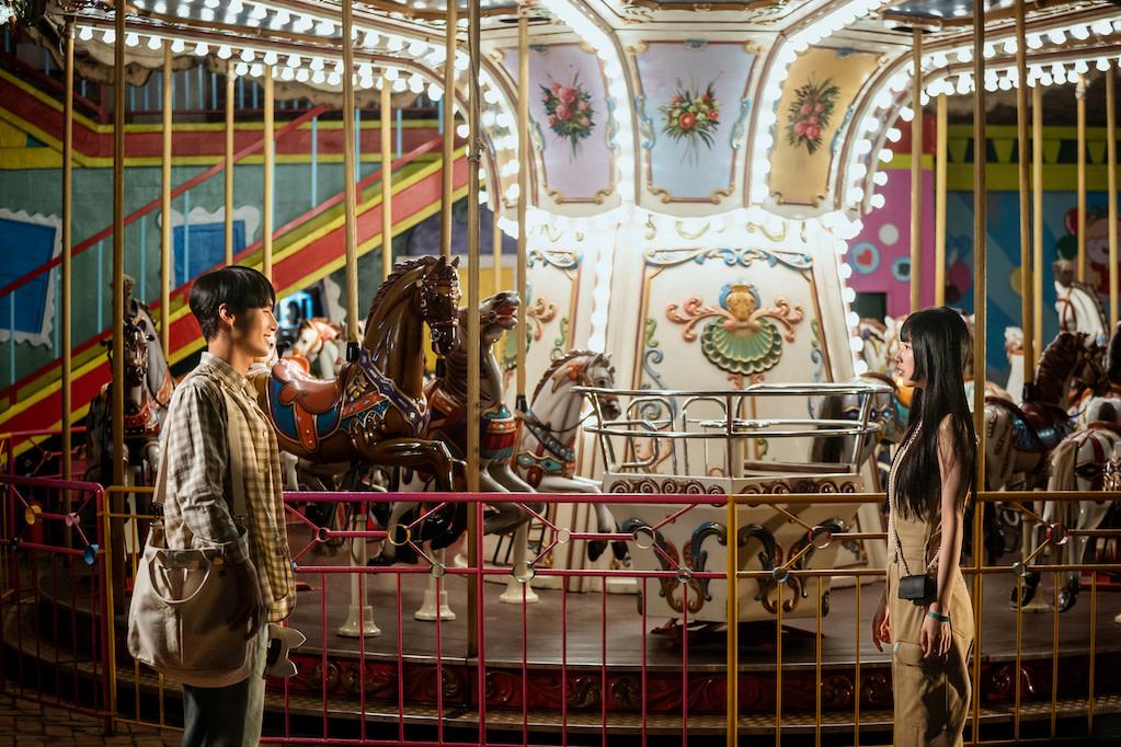 《我的女神室友斗娜》可說是韓劇與韓樂碰撞出浪漫火花。(圖/Netflix提供)
