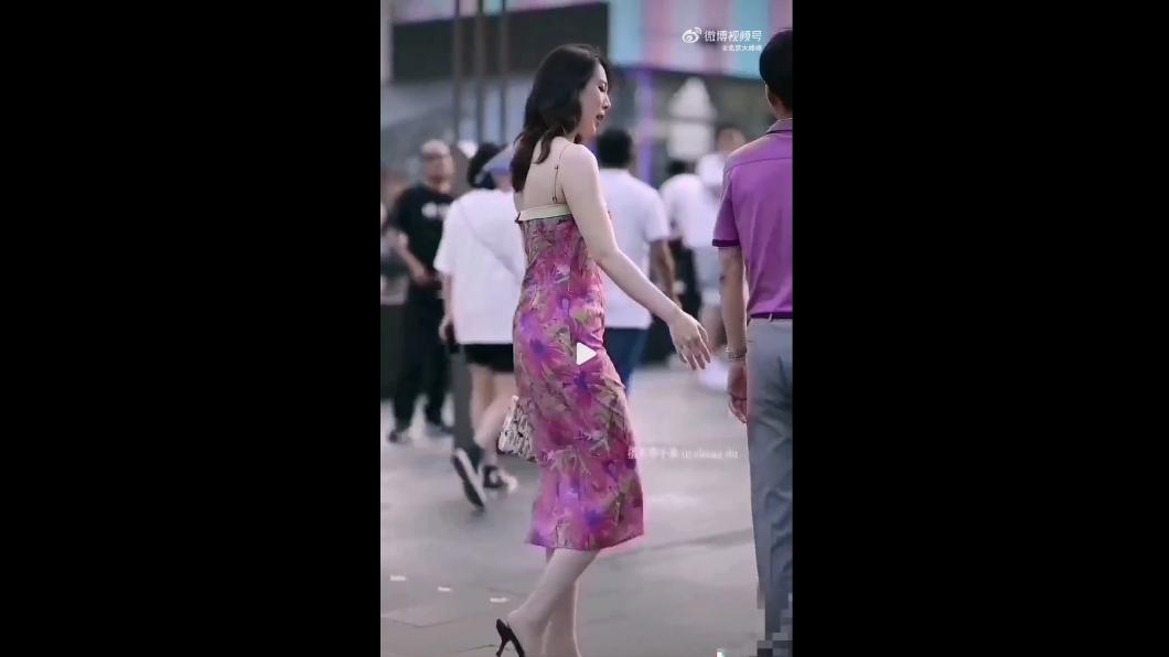 陸國企老總帶小三出差逛街,意外被街拍影片收錄,讓婚外情大曝光。(圖/翻攝自微博)