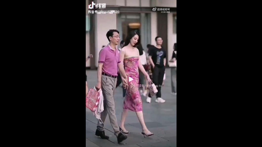 美女街拍意外成婚外情證據! 已婚國企老總十指緊扣火辣小三照曝光