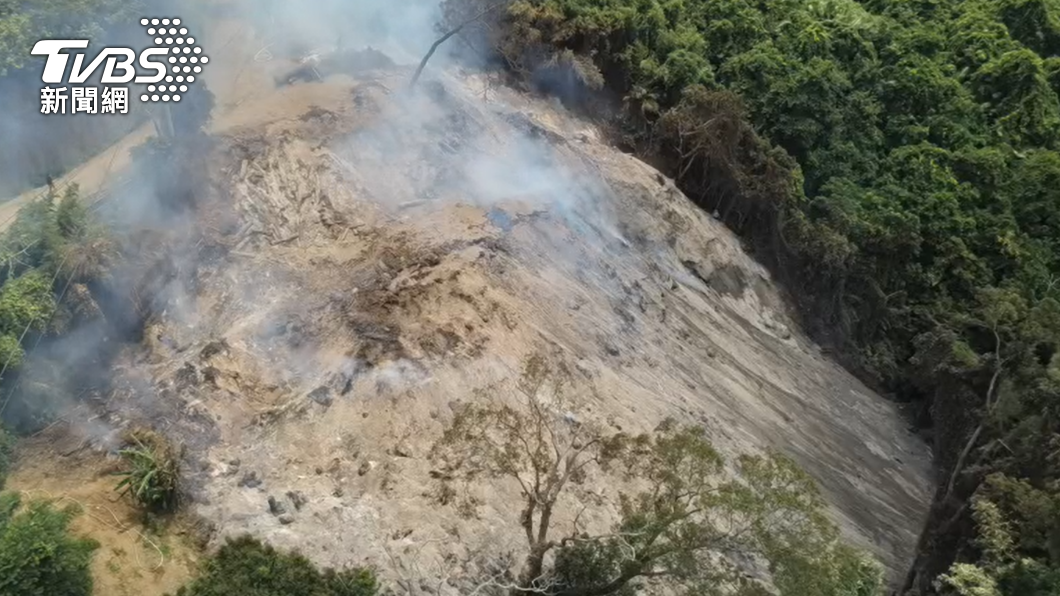 廢木材釀山林悶燒3日!十消防員身體不適送醫 地主慘了