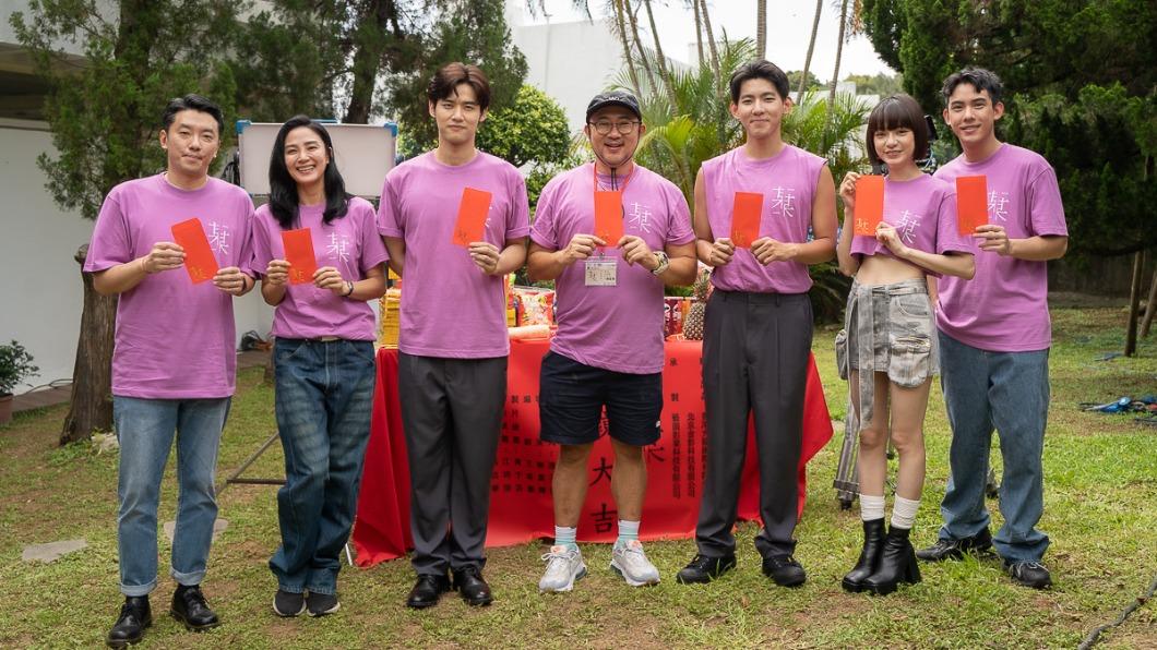 導演柳廣輝(中)攜演員蔡振廷(右起)、姚愛寗、曾向鎮、劉冬沁、洪小鈴、段鈞豪出席開鏡儀式。(圖/藝圖影業提供)