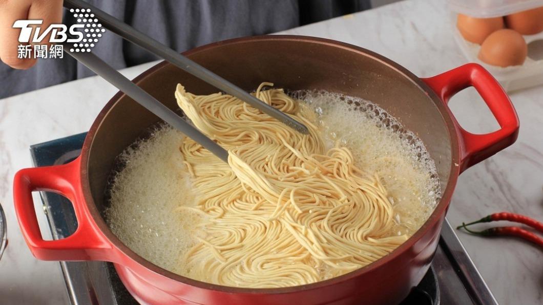 婆婆突獻殷勤!煮1鍋麵「逼員工全吃光」 背後驚藏恐怖真相