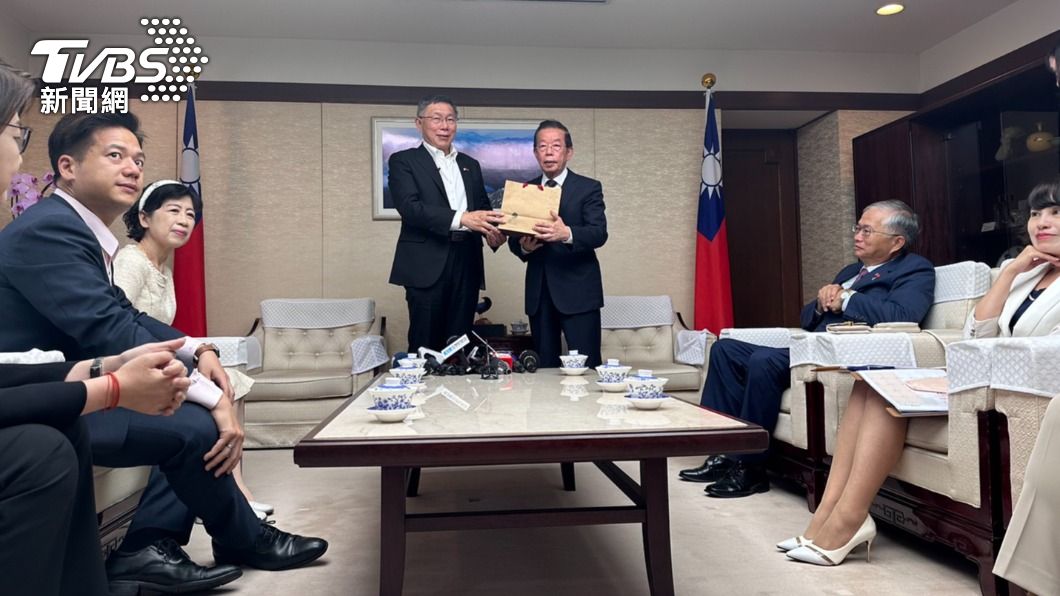 民眾黨主席柯文哲今(7)日赴駐日代表處,駐日代表謝長廷親自接待。(圖/林至柔攝)