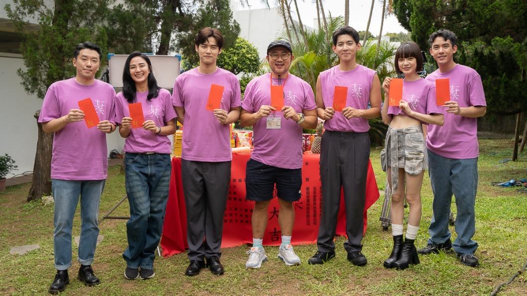 導演柳廣輝(中)攜演員蔡振廷(右起)、姚愛寗、曾向鎮、劉冬沁、洪小鈴、段鈞豪出席開鏡儀式。(圖/藝圖影業提供)