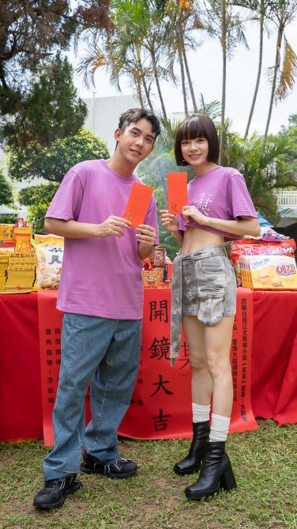 蔡振廷(左)和姚愛寗劇中意外為兩位男主角的戀情助攻。(圖/藝圖影業提供)