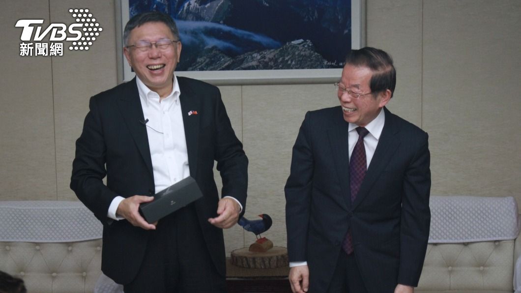 民眾黨主席柯文哲今(7)日赴駐日代表處,駐日代表謝長廷親自接待。(圖/林至柔攝)