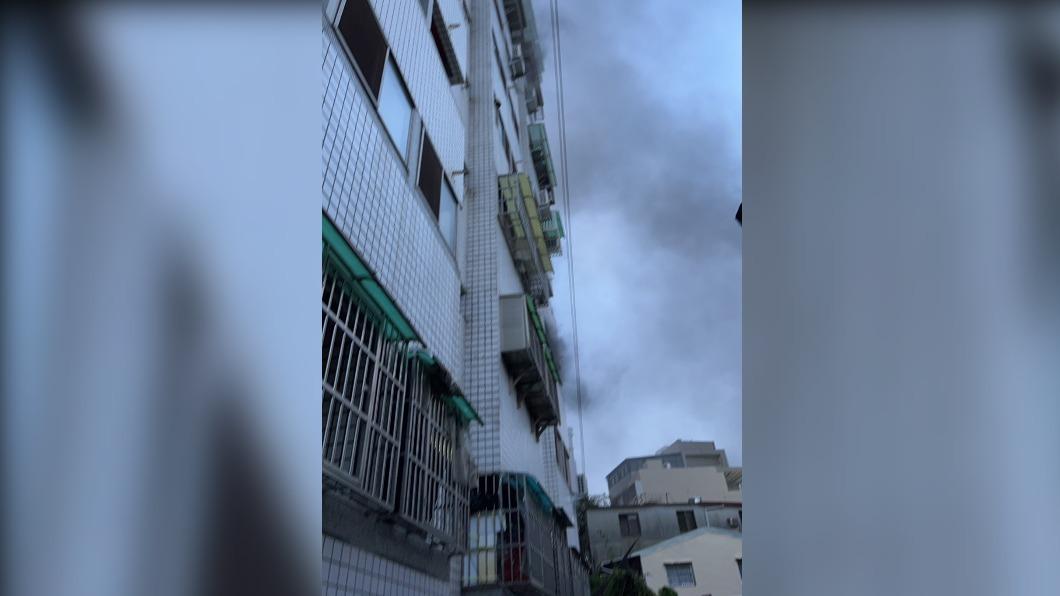 台中市消防局指出大樓3樓起火燃燒。(圖/TVBS)