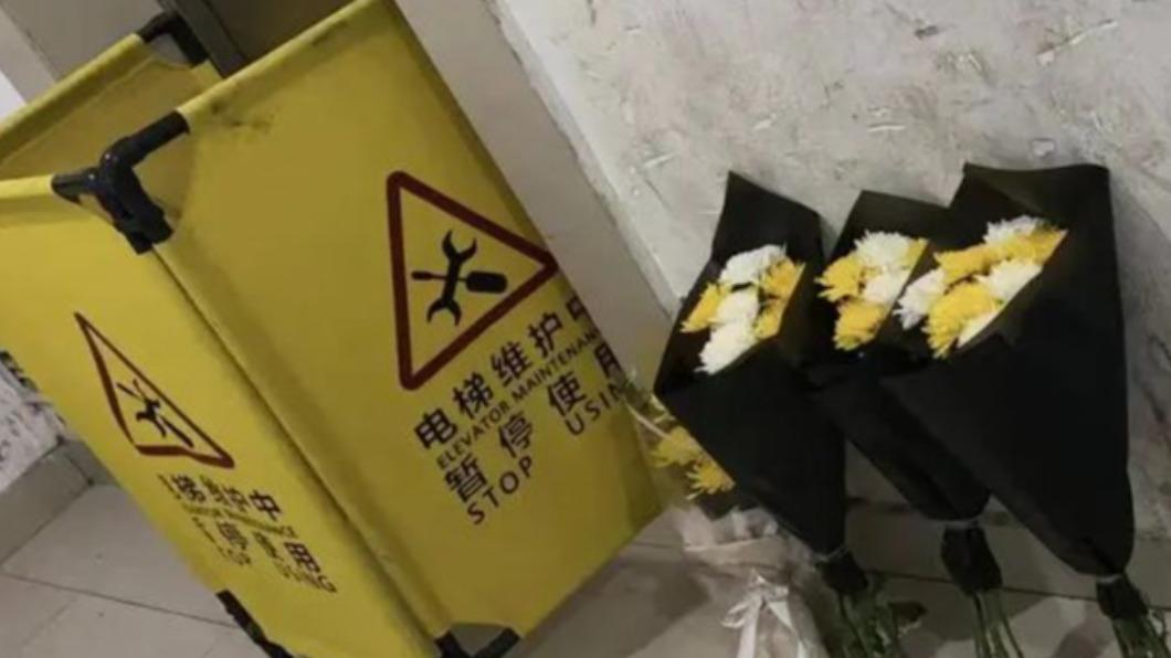事發電梯仍暫停使用,社區居民也放置鮮花表達哀悼。(圖/翻攝自抖音)