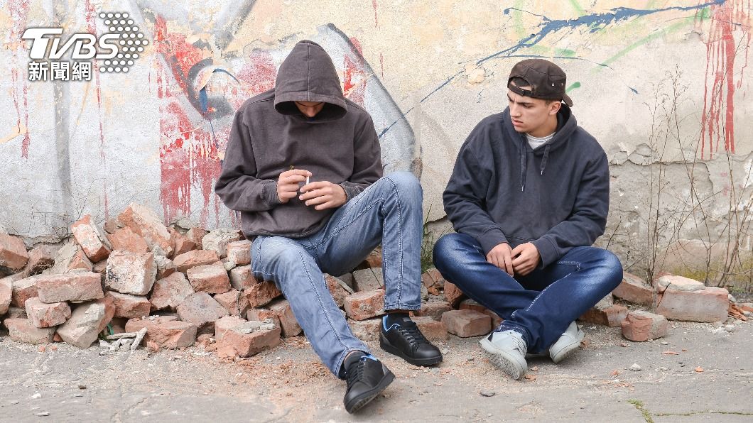 被告宣稱自己是犯罪組織成員，不願刀疤被看見拒絕脫去衣物。（示意圖，非當事人／shutterstock達志影像）