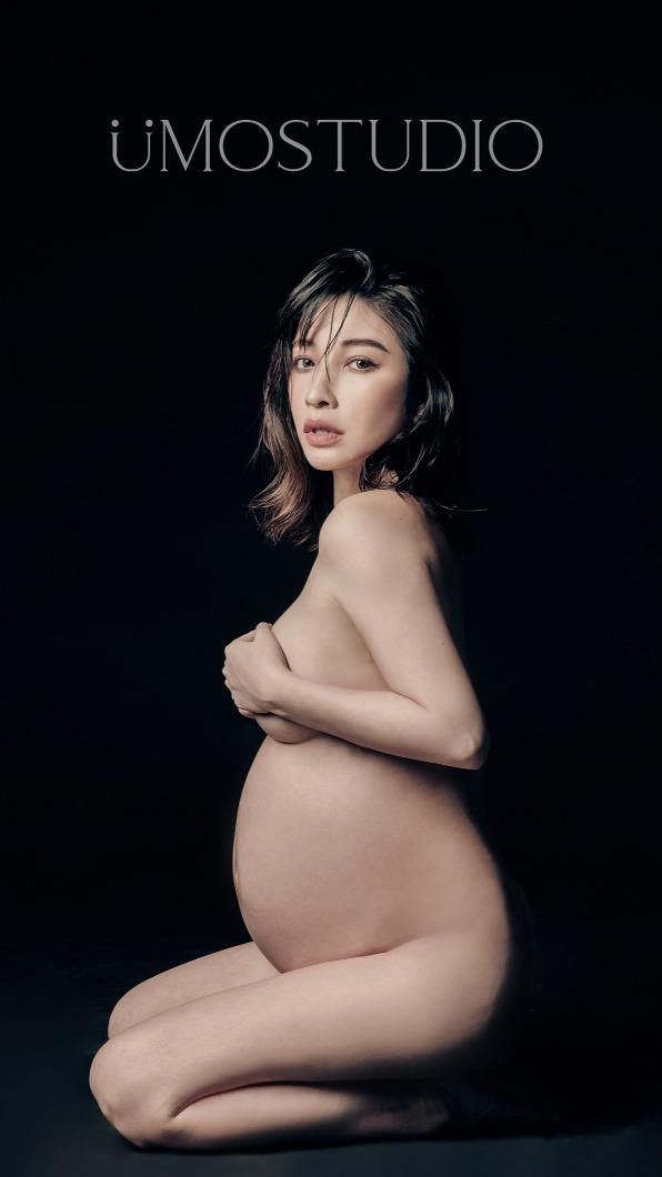 許維恩僅以雙手遮胸捧肚,全裸入鏡老公全力支持 。(圖/優墨ÜMO STUDIO提供)