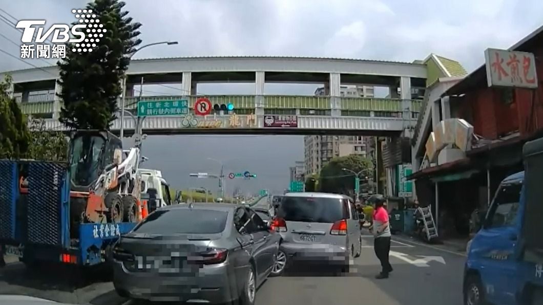 2名車手拒絕下車受檢，一度衝撞警車。（圖／TVBS）