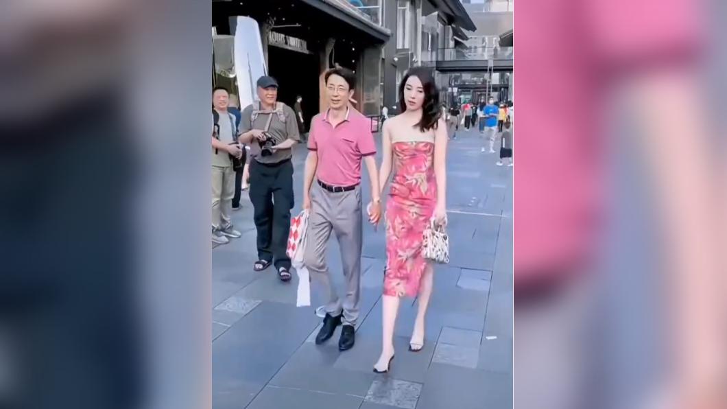 女子打扮時髦、面容姣好。(圖/翻攝自微博)