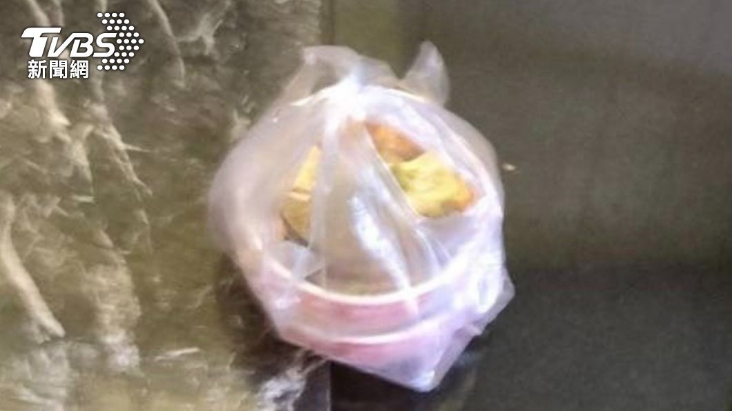 女子拿走的2份烤肉飯。（圖／TVBS）