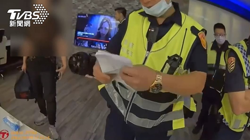 警方突襲臨檢改車行,當場查獲K盤、毒品吸食器。(圖/TVBS)