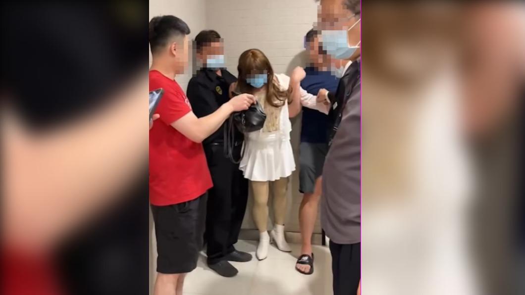 男子躲女廁偷拍，左右手都被架住。（圖／翻攝自竹北人有事嗎臉書）