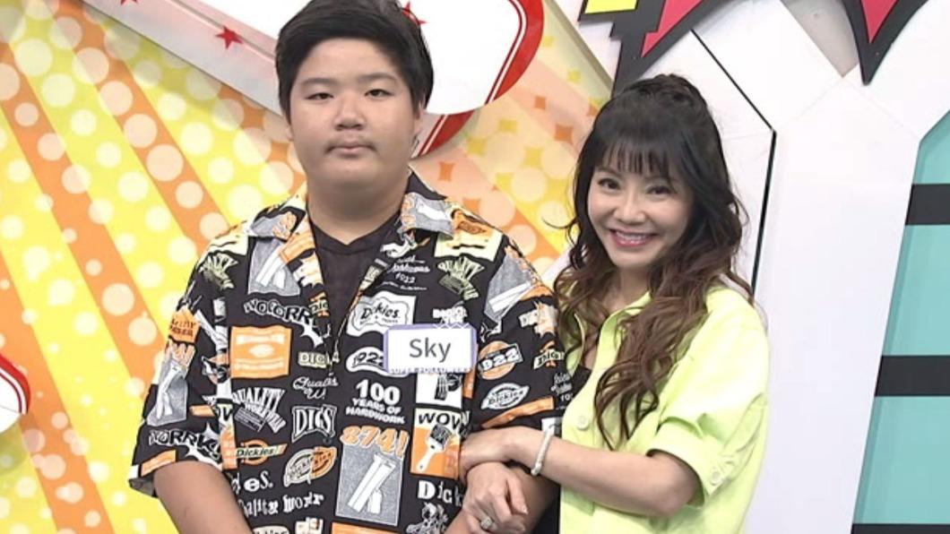 甄莉(右)跟兒子Sky。(圖/中天提供)