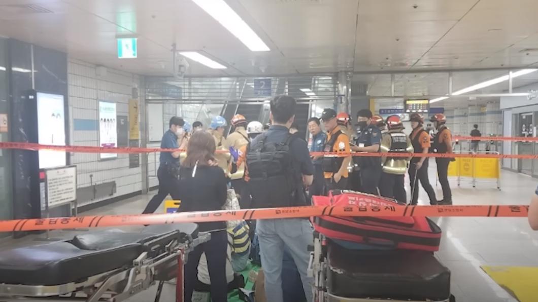 事發地鐵站的電扶梯已被封鎖線圍起。(圖/翻攝自推特)