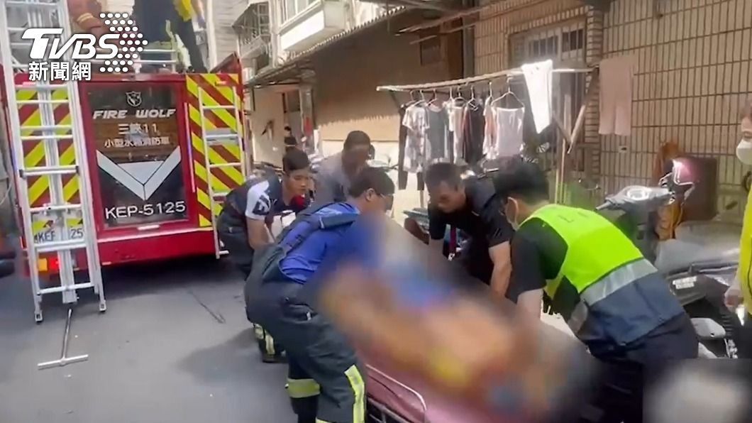 警消將輕傷的女子救下送醫。(圖/TVBS)