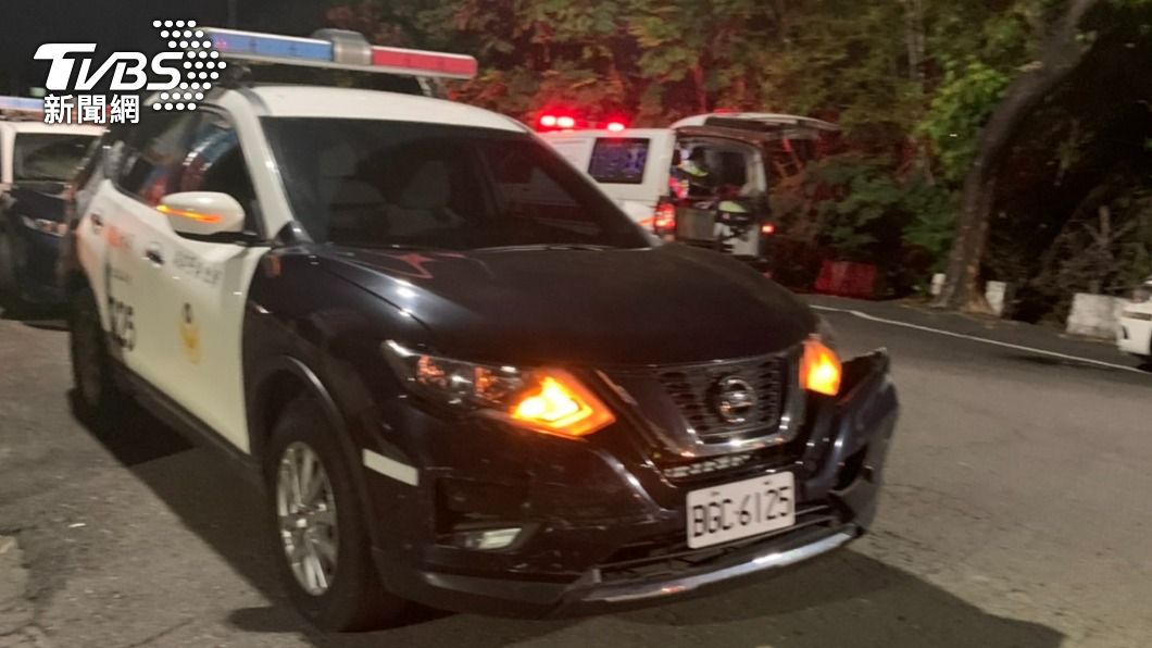 警車車頭被劉男撞爆。(圖/TVBS)