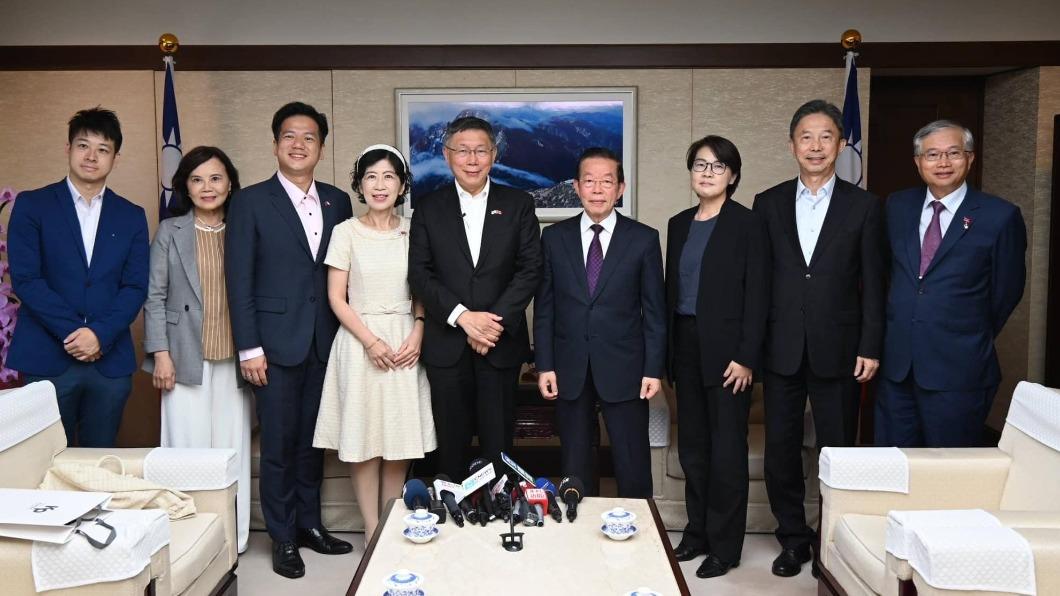 柯文哲訪日,與謝長廷在東京會面。(圖/翻攝自謝長廷臉書)