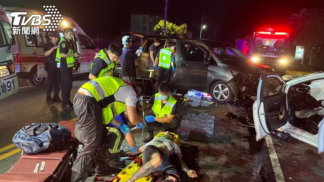 警消更是出動6車10人救援。(圖/TVBS)