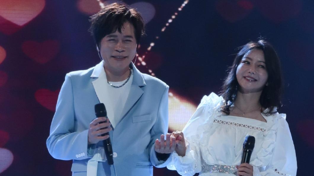 洪榮宏與老婆張瀞云合唱〈我的寶貝〉。(圖/中視提供)