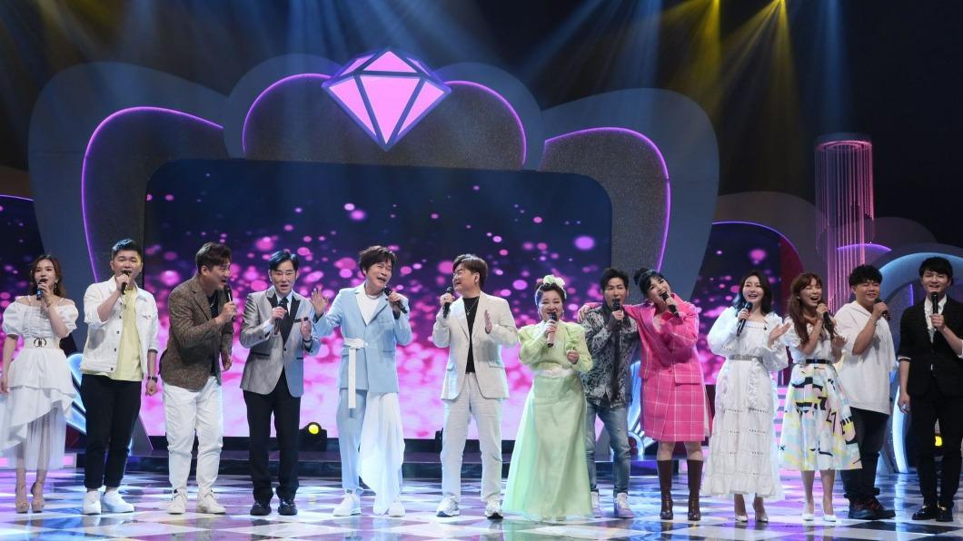 杜忻恬(左起)、蔡仲憲、楊哲、陽帆、洪榮宏、林宏銘、白冰冰、阿文、談詩玲、張瀞云、翁鈺鈞、陳曦、明亮一同飆歌。(圖/中視提供)