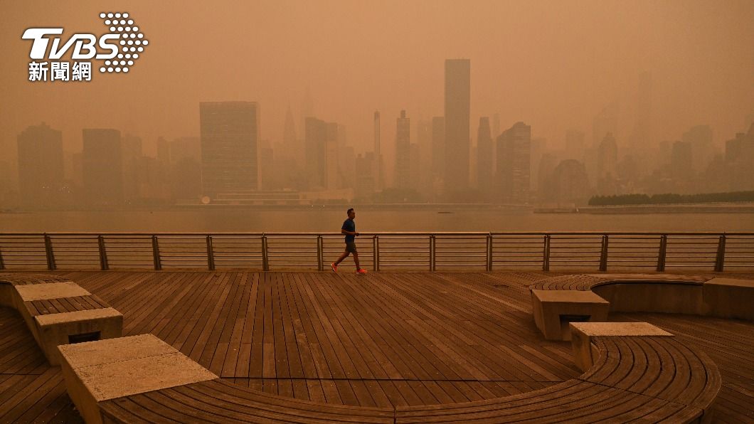 當地政府呼籲民眾盡量不要外出、減少接觸有害空氣。(圖/達志影像美聯社)