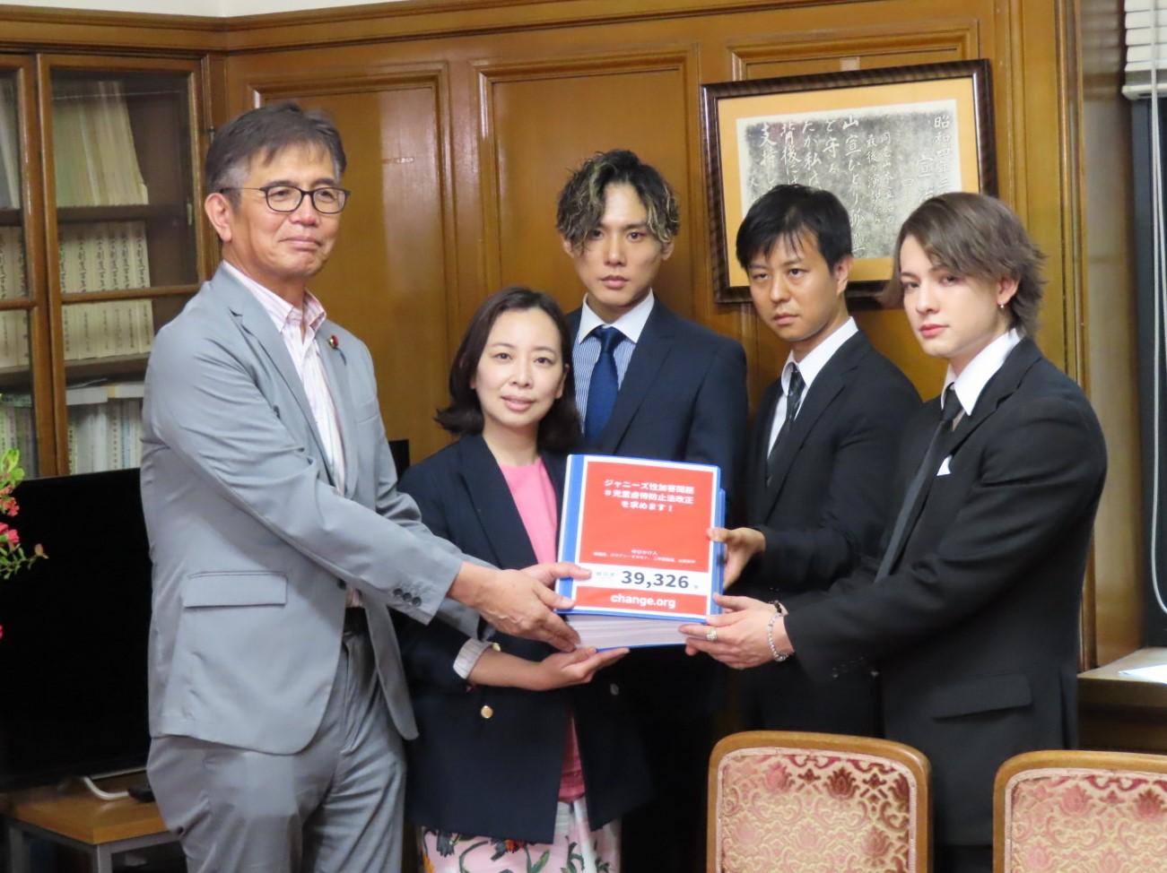 二本樹顯理(右二)稱自己2年間都被送去飯店給傑尼斯喜多川性侵。(圖/翻攝自jcp_kokkaiinfo)
