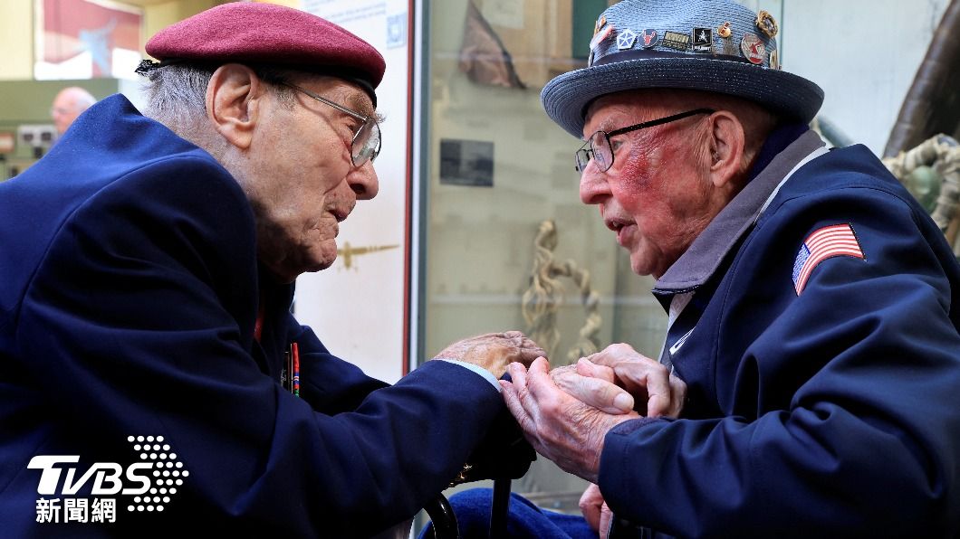 美軍百歲老兵拉森(右)在諾曼第,遇見99歲英國老兵比爾。(圖/達志影像路透社)