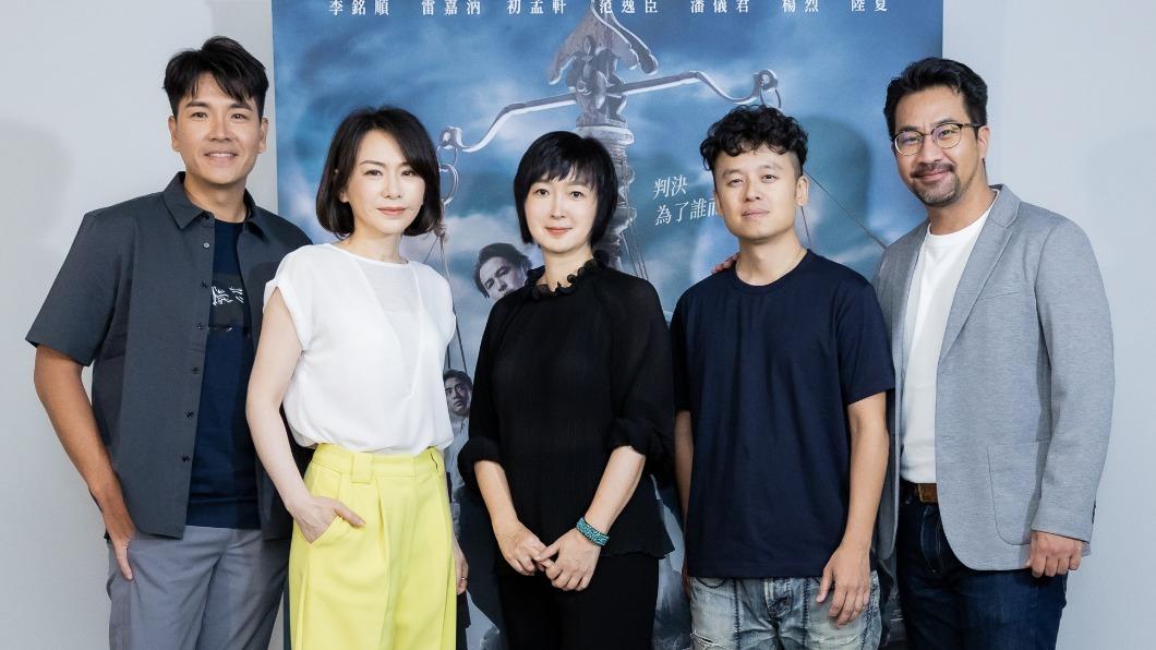 左起王傳一、潘儀君、監製董成瑜、導演唐福睿、黃健瑋。(圖/鏡文學提供)