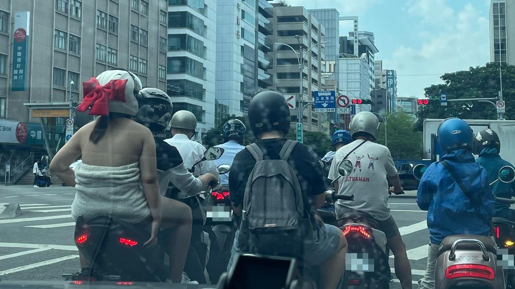 坐機車出門!馬尾妹「只圍浴巾」背部全露 2.6萬人看傻