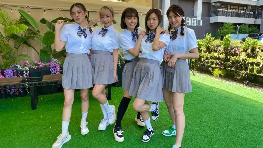宇珊(左起)、巫苡萱、峮峮、蔡黃汝、劉心語一起穿制服。(圖/中視提供)
