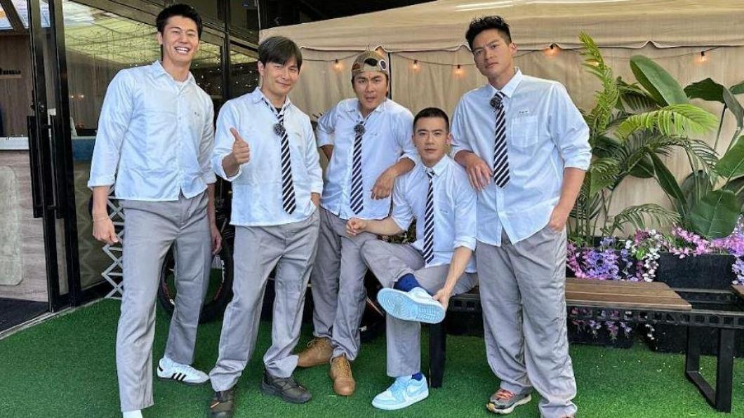 風田(左起)、孫協志、王仁甫、紀言愷(JR)、許孟哲難得假扮一天的學生。(圖/中視提供)