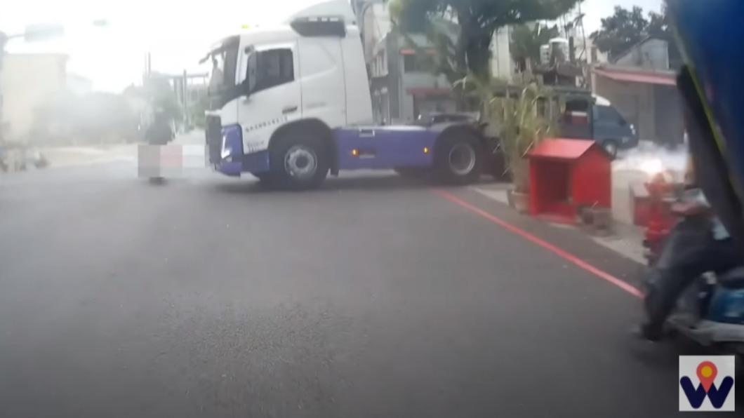 新卡車掛鞭炮慶祝!闖燈險讓騎士回老家 網轟:拿活人獻祭?
