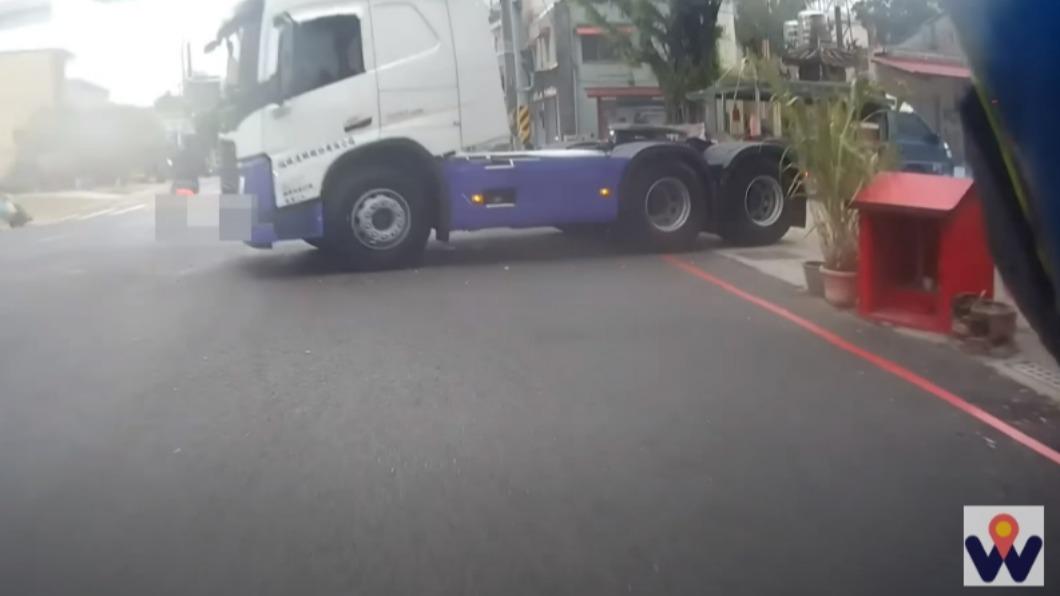 曳引車頭突然從側面竄出。（圖／翻攝自WoWtchout - 地圖型行車影像分享平台）