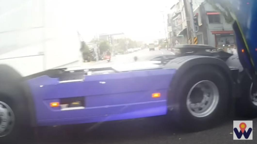 騎士急煞，險些撞上。（圖／翻攝自WoWtchout - 地圖型行車影像分享平台）