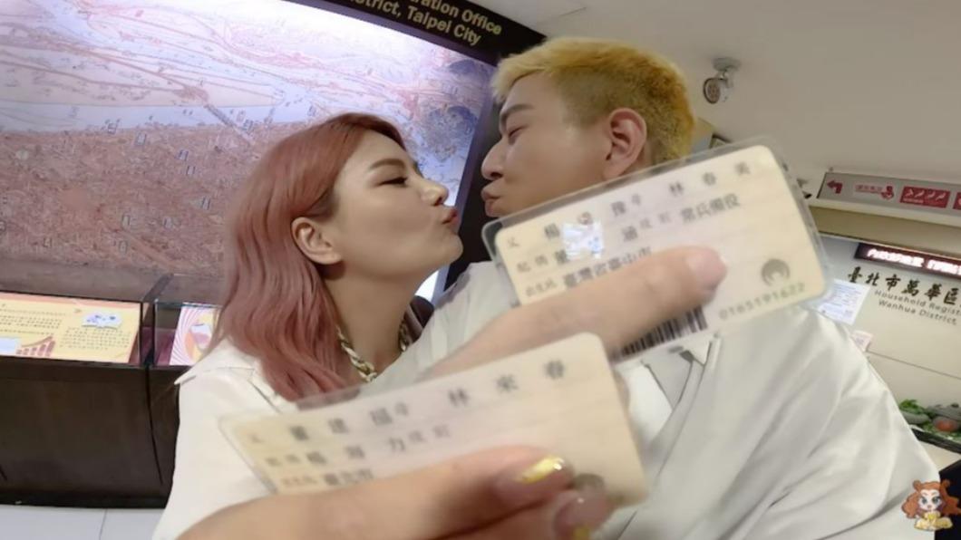 董仔（左）與老公海力完成登記結婚。（圖／翻攝自《不囉嗦看董仔》YouTube頻道）