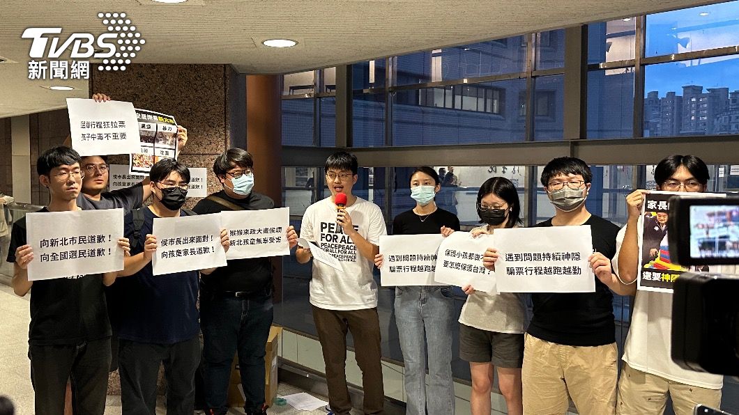 快訊/侯友宜赴政大演講 突遇學生抗議「畫侯爛、騙票」