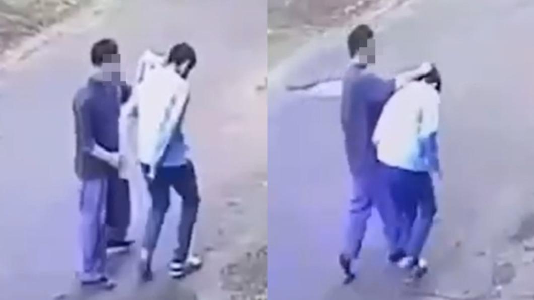 男老師打學生屁股,還緊抓學生的頭髮往前走。(圖/黃瓊慧提供)