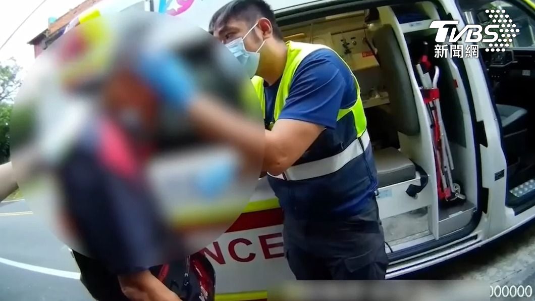 警消人員到場幫陳翁清理傷口。（圖／TVBS）