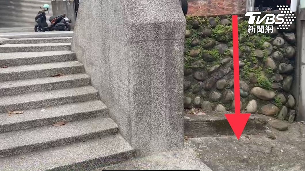 陳翁不慎失足摔破頭，圖為失足摔落的地點。（圖／TVBS）