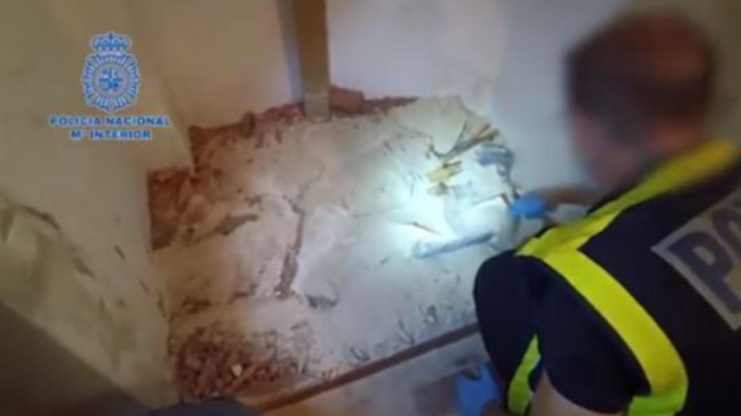 警方到場調查後,果真在牆壁內發現一個裝有人類遺骸的木箱。(圖/翻攝自推特)