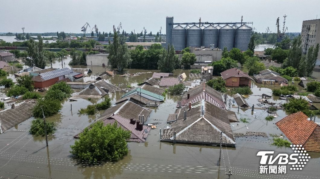 當地較低窪的地區,水位已經淹沒房屋。(圖/達志影像路透社)
