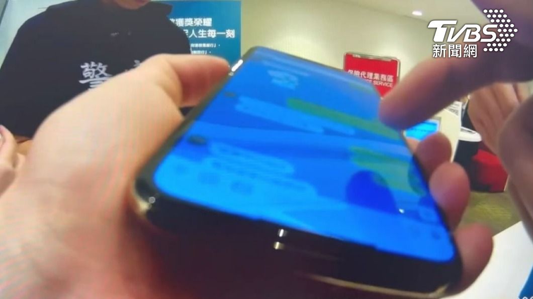 警方查扣鍾男的手機訊息,馬上識破是詐騙手法。(圖/TVBS)
