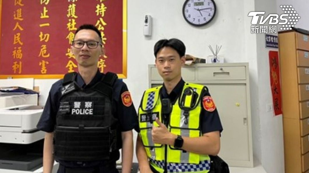大湖派出所警員林青留(左)、陳奕安成功阻詐。(圖/TVBS)