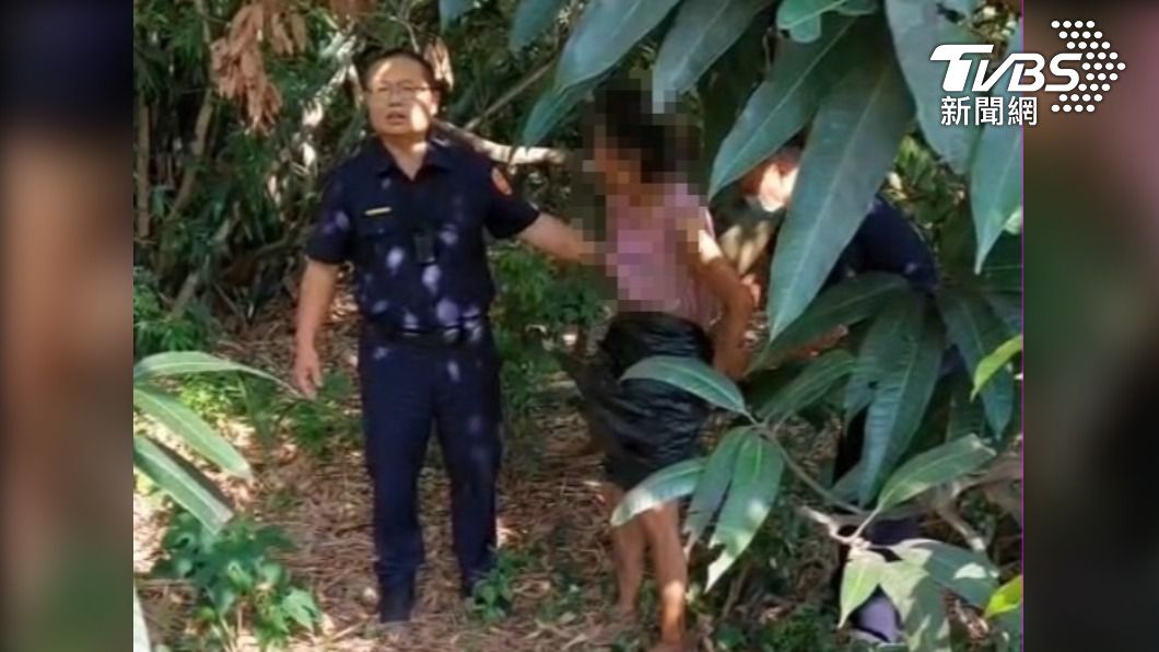 員警在樹叢中發現走失2天的阿嬤。(圖/警方提供)